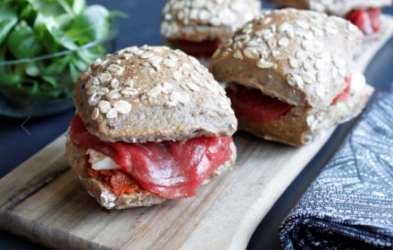Sandwich au boeuf, tomates séchées, feta et crème de vinaigre balsamique