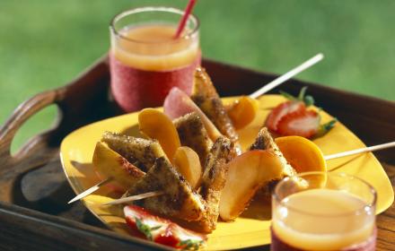 Brochettes de fruits jaunes au pain perdu praliné