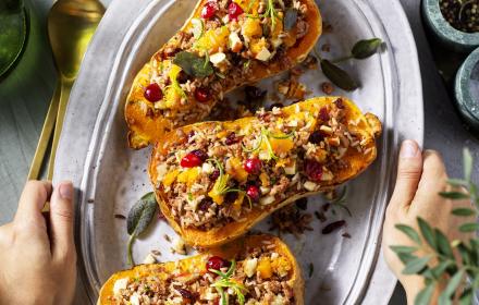 Potiron Butternut Farci avec Émincé Vegan (mains)