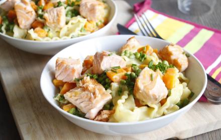 Tagliatelles au saumon, crème ciboulette et petits légumes