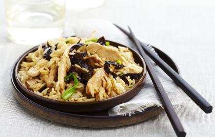 Wok de riz au poulet et aux champignons noirs