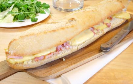 Pain à l'ail, fromage et allumettes