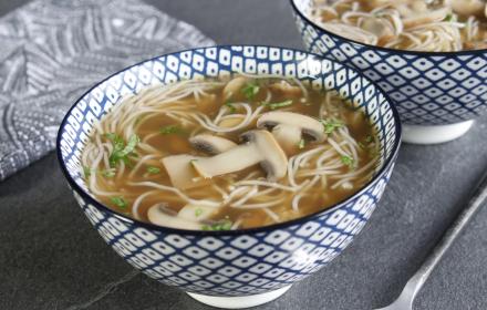 Soupe de vermicelles de riz aux champignons et au gingembre