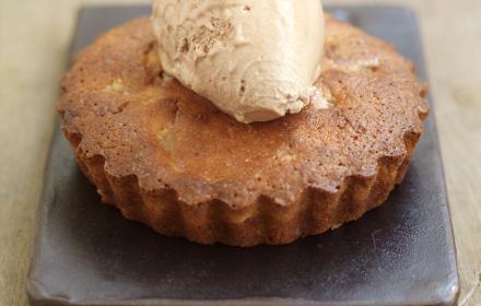 Amandine aux poires et mousse pralinee