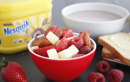 Salade de fruits estivale, biscottes et bol de Nesquik
