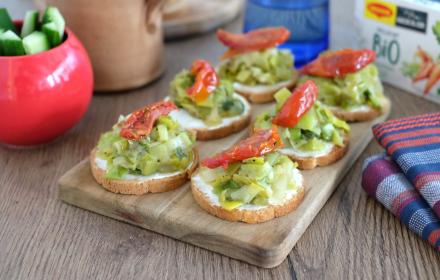 Toasts poireaux fromage frais et tomates confites