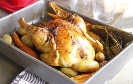Poulet rôti, carottes fanes et petites rattes