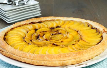 Tarte fine aux pêches sur lit de chocolat