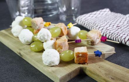 Brochettes de saumon aux raisins et billes de chèvre