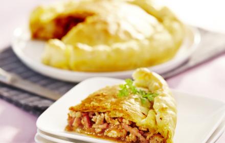 Tourte au poulet, oignon et allumettes