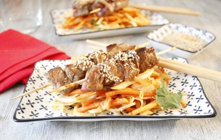Brochettes de boeuf marinées miel et sésame aux légumes croquants