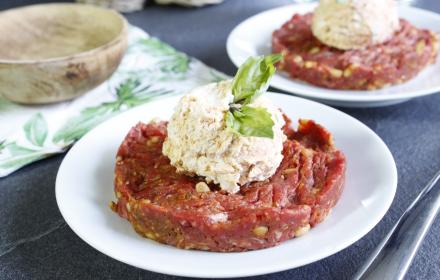 Tartare de boeuf au chèvre frais, tomates confites et pignons