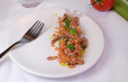 Tartare de tomates et lardons grillés