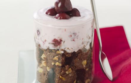 Verrine de des de brownies fromage blanc et griottes (pas avant novembre 2007)