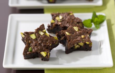 Brownie aux pistaches grillees, sauce au chocolat et noix de pecan caramelisees