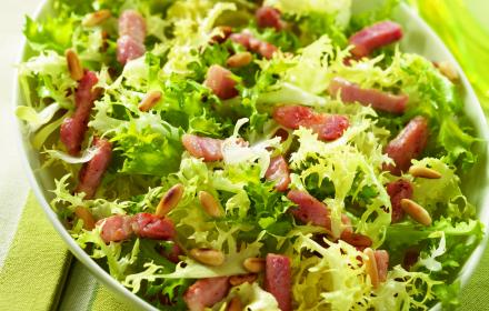 Salade frisee aux lardons