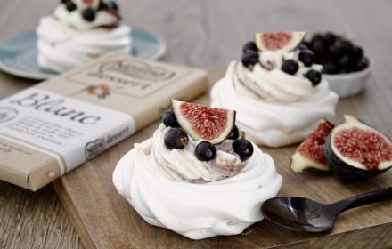 Mini pavlovas à la mousse au chocolat blanc et aux fruits d'automne Mini pavlovas à la mousse au chocolat blanc et aux fruits d'automne