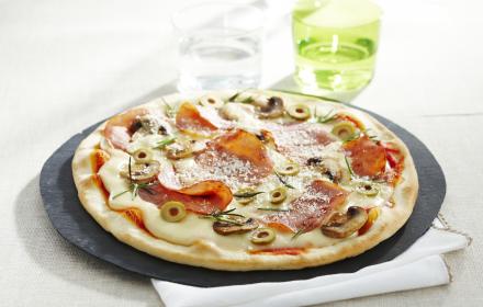 Pizza bacon, mozzarella et romarin