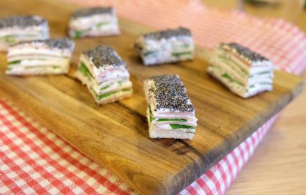 Mini mille-feuilles de jambon au fromage frais et basilic
