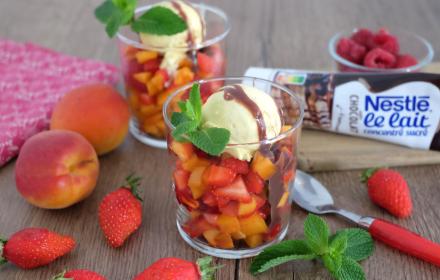 Salade de fruits glace vanille sauce chocolat Salade de fruits glace vanille sauce chocolat
