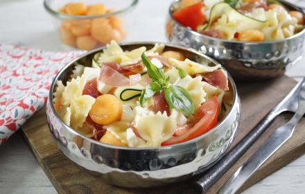 Salade de pâtes estivale au melon et au jambon