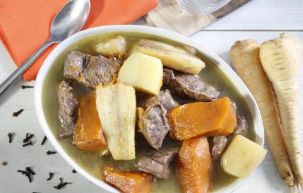 Pot au feu aux légumes anciens en cocotte
