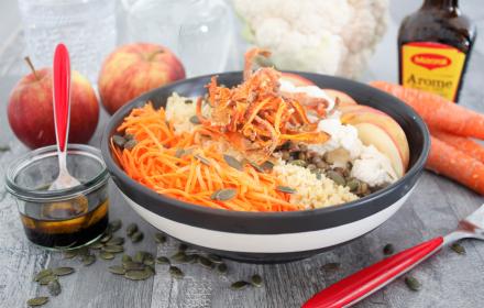 Bowl de légumes d'automne et chips de carottes