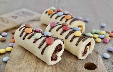 Gâteau roulé au chocolat blanc et aux smarties