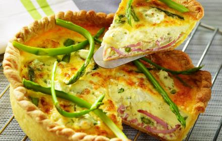 Quiche au râpé de jambon, asperge et fromage frais