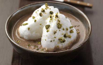 Ile flottante au chocolat et pistaches caramelisees