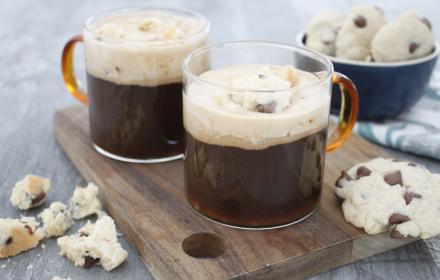 Café gourmand, chantilly au caramel, brisures de cookies au chocolat café