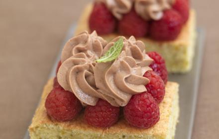Moelleux aux pistaches framboises et chantilly pralinee