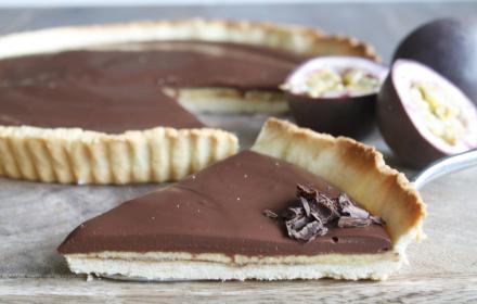 Tarte ganache au chocolat Noir absolu et gelée au fruit de la passion