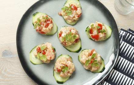 Tartare de saumon ail persil et tartine de concombre