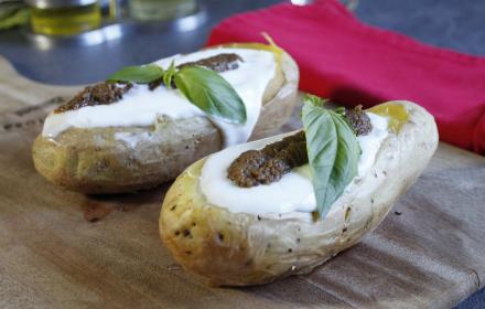 Pommes de terre au four et fromage frais aux olives