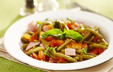 Poêlée d'haricots verts au jambon et petits dés de tomates au basilic