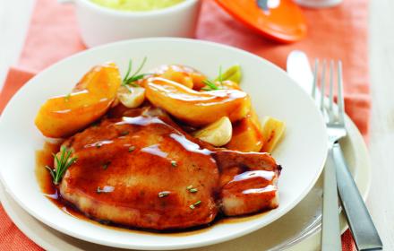 Côtes de porc aux pommes et au romarin