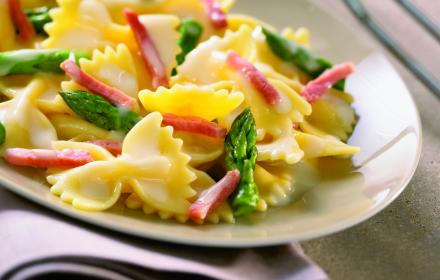 Farfalle aux allumettes de lardons et asperges