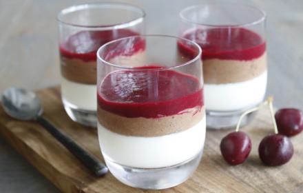 Panna cotta, mousse au chocolat Noir Absolu et compotée de cerises
