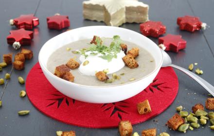 Velouté de champignons chantilly au pain d'épices et pistaches