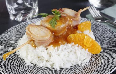 Brochettes de Saint Jacques, poitrine sauce à l'orange