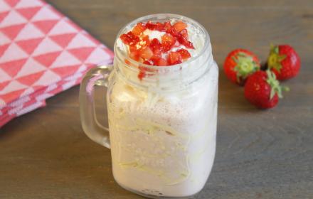 Latte frappé fraises chocolat blanc