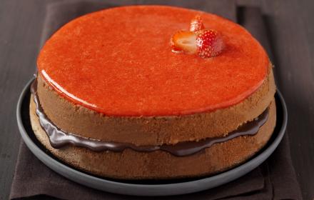 Gateau moelleux miroir de fraise et ganache chocolat