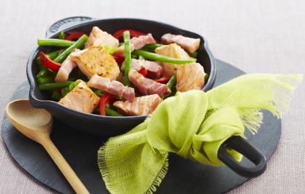 Sauté de saumon printanier aux lardons
