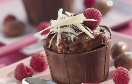 Nid croquant à la mousse au chocolat et framboises