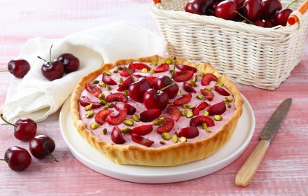Tarte à la mousse de cerises et pistaches grillées