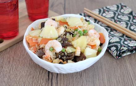 Riz aux crevettes, ananas et champignons noirs