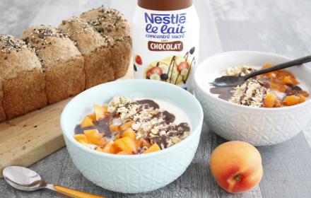 Yahourt aux fruits, granola et sauce chocolat