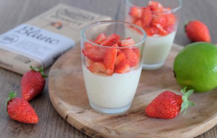Mousse au chocolat blanc et citron vert aux fraises