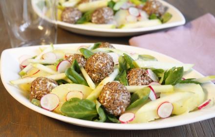 Salade de mâche, pomme granny et légumes croquants
